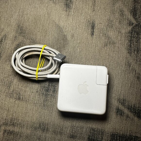 Apple laptop 67W USB-C power adapter
